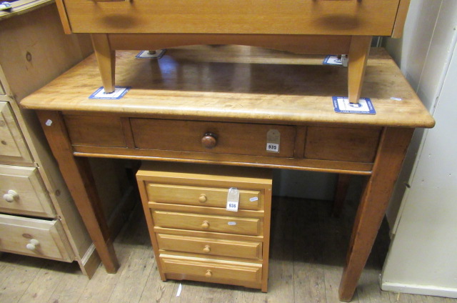 WRITING TABLE Image