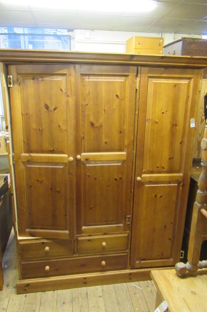 PINE WARDROBE Image
