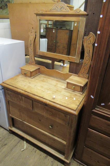 PINE DRESSING CHEST Image