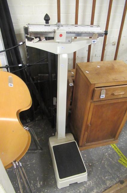 VINTAGE CHEMISTS SCALES Image