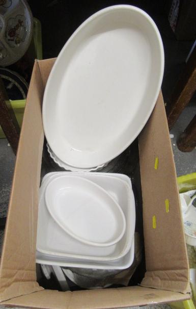 BOX OF KITCHEN WARE INCLUDING PYREX DISHES Image