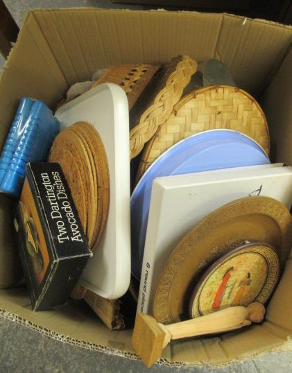 BOX OF KITCHEN WARE INCLUDING MIXING BOWLS ETC Image