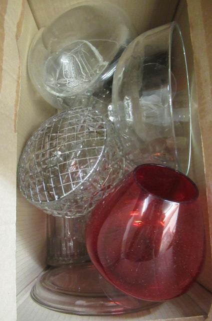 BOX OF MISCELLANEOUS GLASS Image