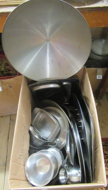 BOX OF STAINLESS STEEL KITCHEN WARE Image