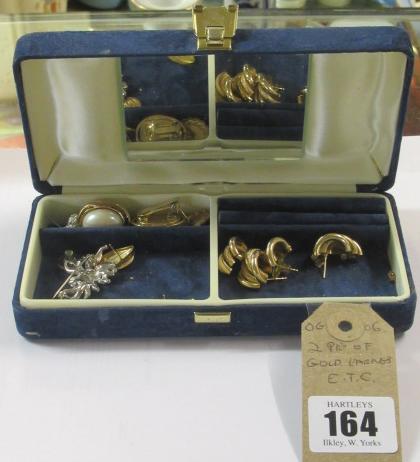 BOX OF EARRINGS  Image