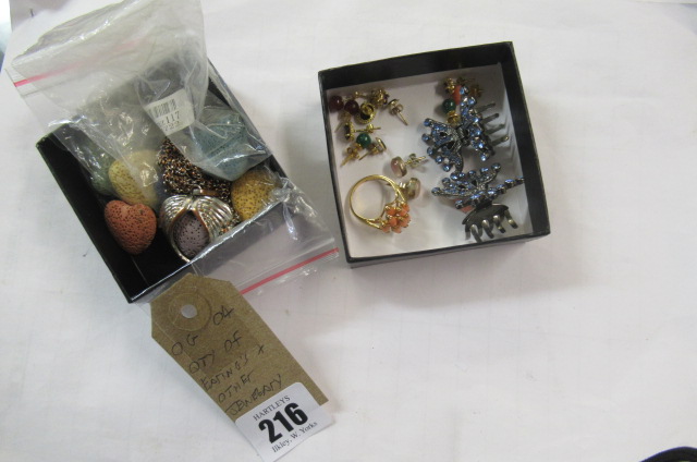 QUANTITY OF EARRINGS AND OTHER JEWELLERY Image