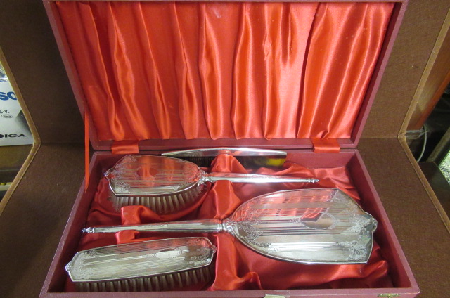 CASED SILVER DRESSING TABLE SET Image