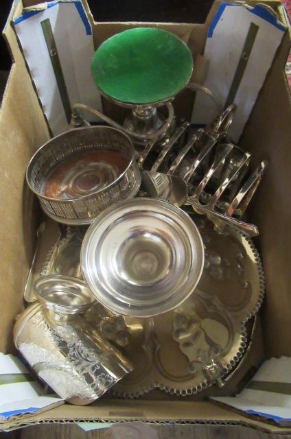 BOX OF METAL WARE INCLUDING TOAST RACK ETC Image