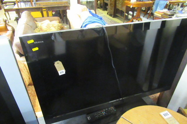 SONY FLATSCREEN TV AND REMOTE Image