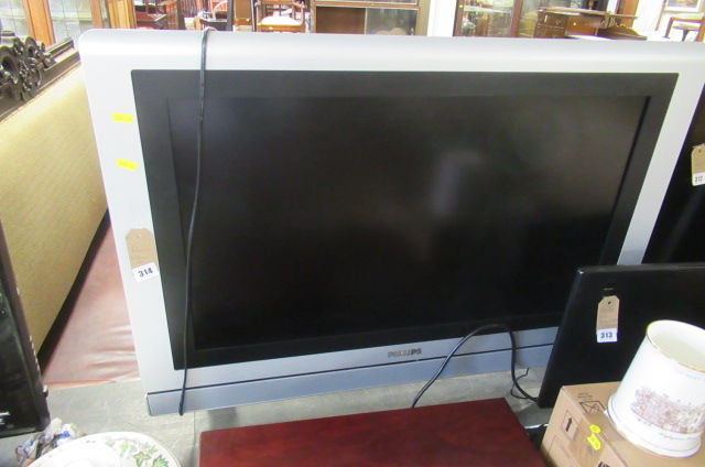 PHILLIPS FLATSCREEN TV AND REMOTE Image