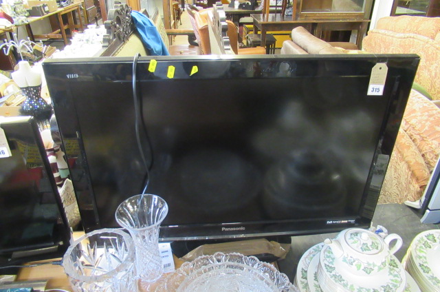 PANASONIC VIERA 32 INCH TELEVISION AND REMOTE Image