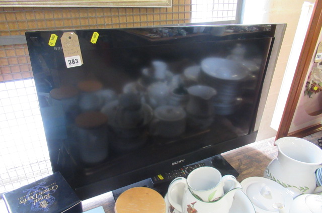 32 INCH SONY TELEVISION AND REMOTE Image