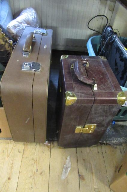 SUITCASE AND DRINKS CASE WITH GLASSES Image