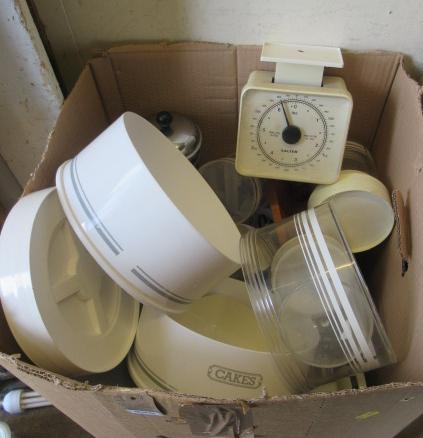 BOX OF KITCHENWARE INCLUDING FOOD PROCESSOR Image