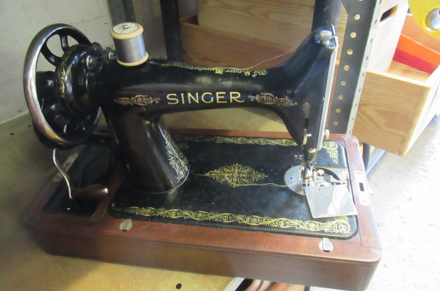 SINGER SEWING MACHINE Image
