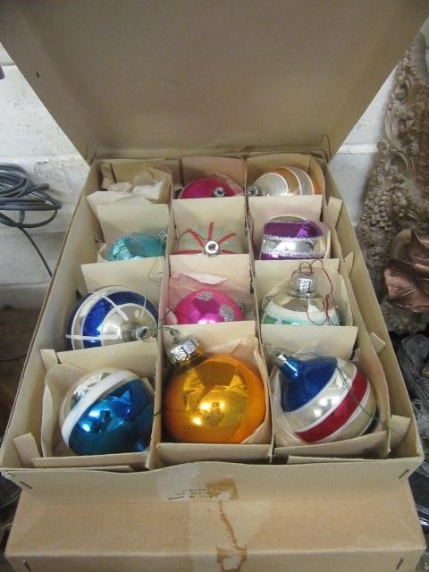 VINTAGE CHRISTMAS DECORATIONS Image