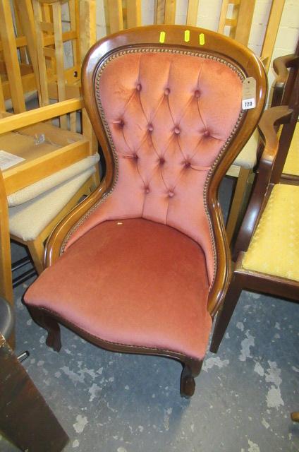 BUTTON BACK NURSING CHAIR Image