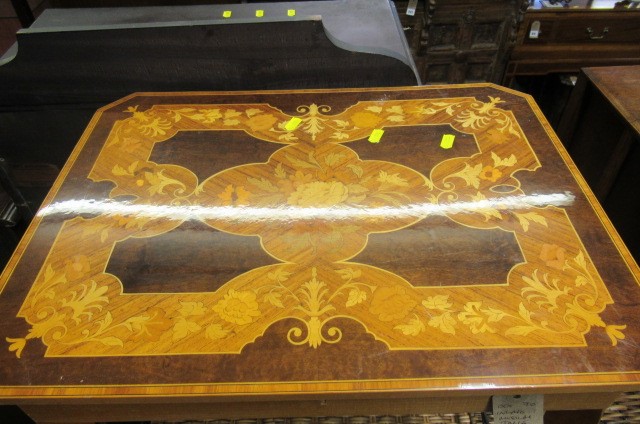 INLAID MUSICAL TABLE Image