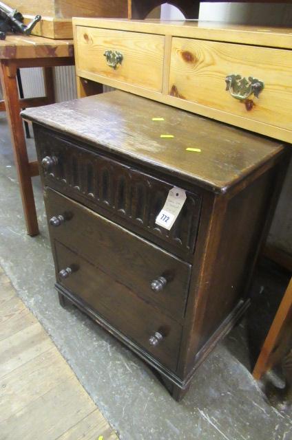 SMALL OAK THREE DRAWER CHEST Image