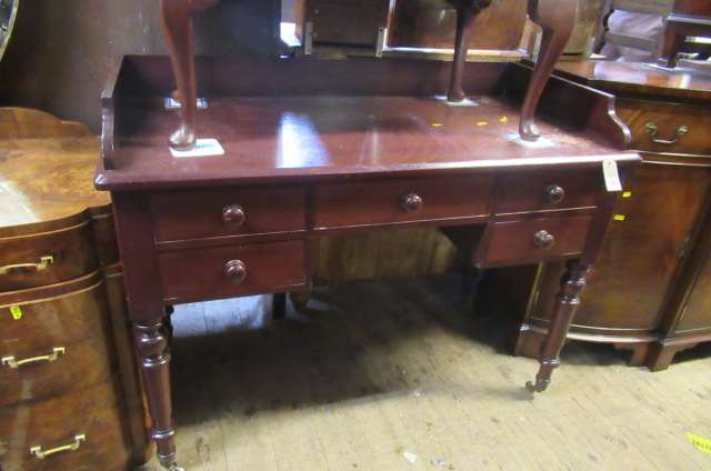DRESSING TABLE Image