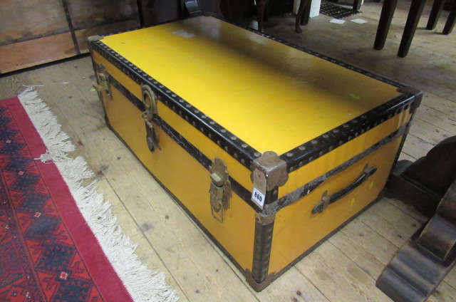 YELLOW TRUNK Image