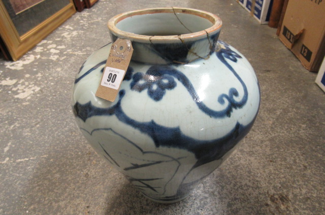 BLUE AND WHITE CHINESE VASE Image