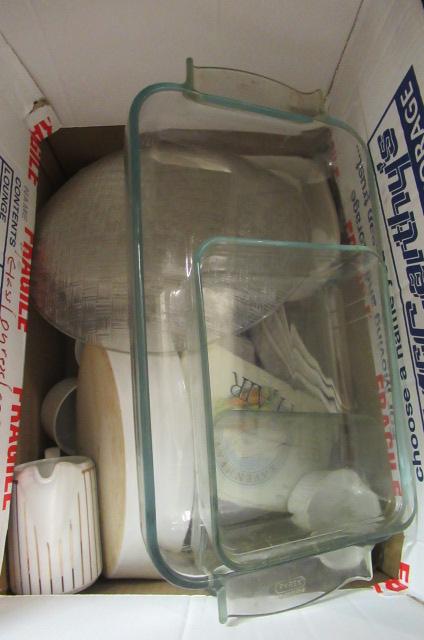 BOX OF KITCHEN WARE INCLUDING PYREX DISHES ETC Image