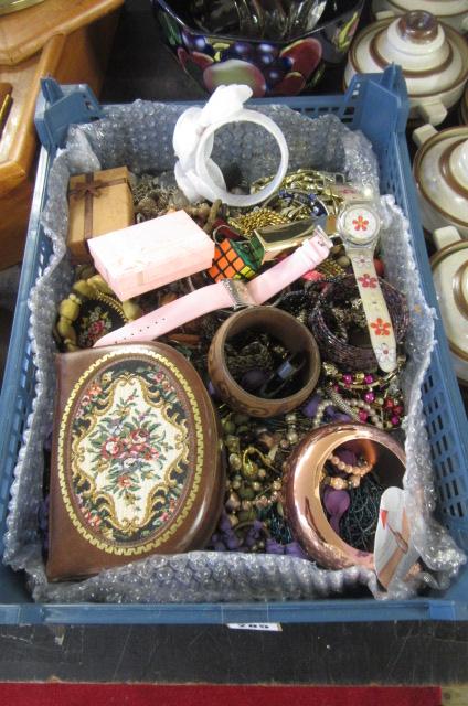 TRAY OF COSTUME JEWELLERY Image