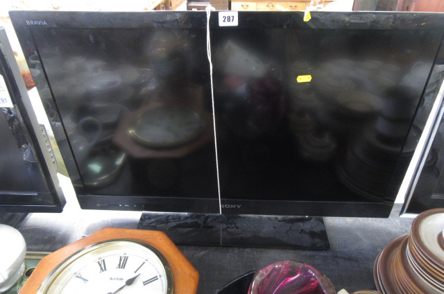 SONY 32" FLAT SCREEN TELEVISION Image