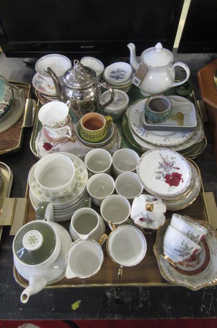 TWO TRAYS OF CERAMICS INCLUDING ROYAL DOULTON TABLE WARE Image