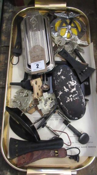 TRAY OF COLLECTABLES INCLUDING AA BADGE Image