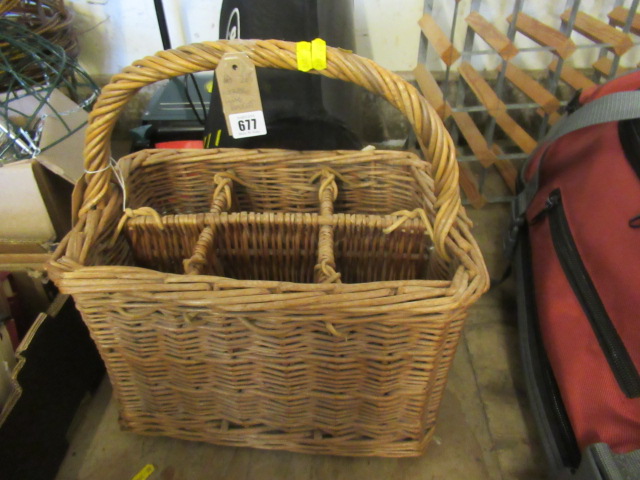 WICKER WINE BASKET Image