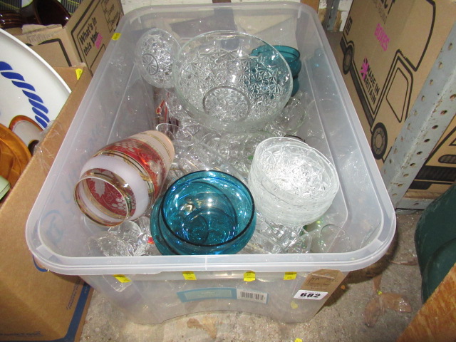 BOX OF GLASSWARE Image
