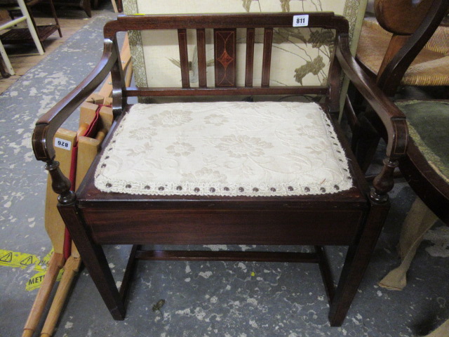 INLAID MUSIC SEAT WITH ARMS Image