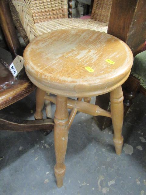 LIGHT WOOD STOOL Image