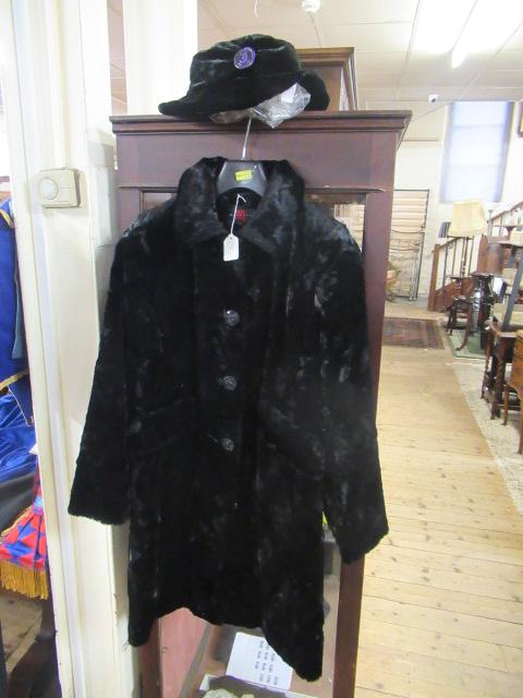 LADIES GALLERY BLACK VELVET EVENING COAT SIZE S Image