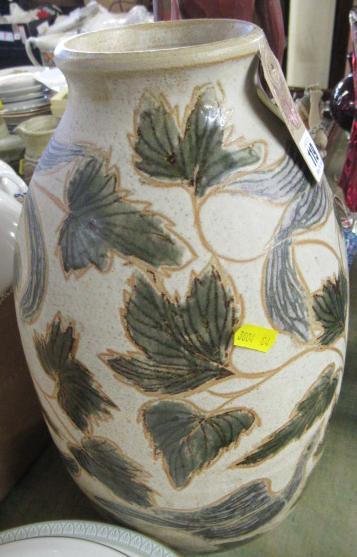 LARGE LEAF AND BIRD MOTIF VASE Image