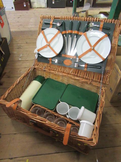 WICKER PICNIC HAMPER Image