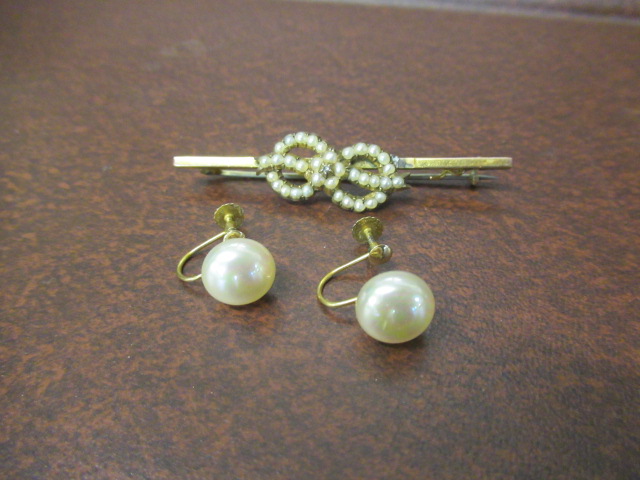 9CT GOLD AND SEED PEARL BROOCH AND A PAIR OF EARRINGS Image