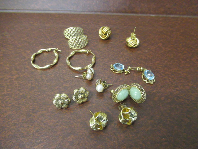 EIGHT PAIRS OF 9CT GOLD AND OTHER EAR STUDS Image