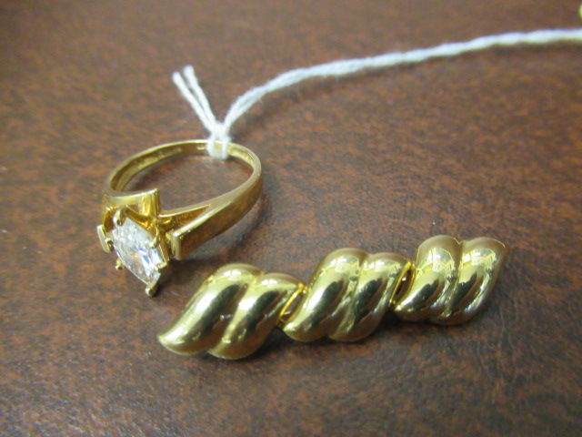 14CT GOLD AND CZ SOLITAIRE RING AND A 14CT GOLD BROOCH Image