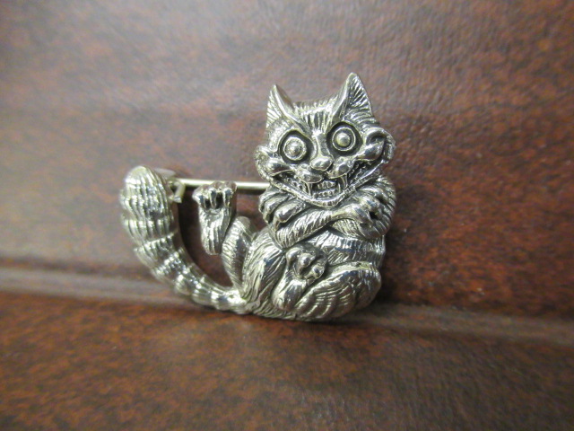 SILVER CHESHIRE CAT BROOCH Image