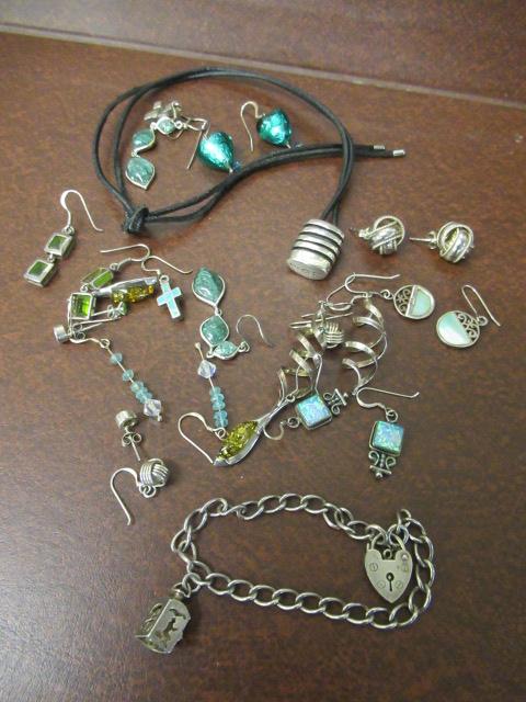 QUANTITY OF SILVER JEWELLERY Image