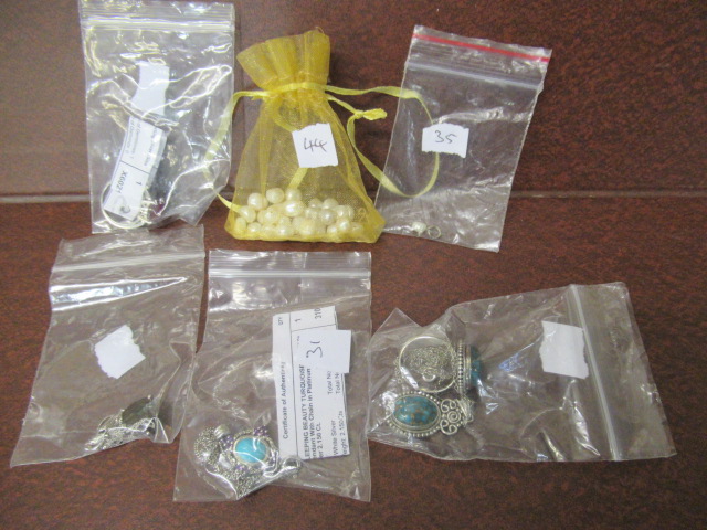QUANTITY OF SILVER JEWELLERY AND FRESH WATER PEARLS Image