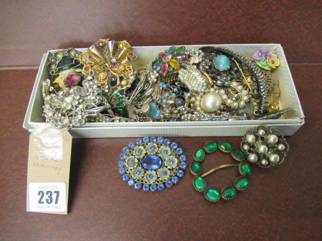 VINTAGE COSTUME BROOCHES Image