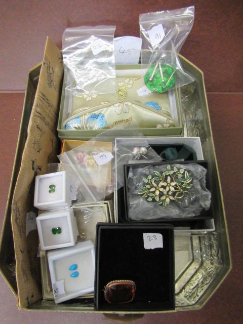 TIN OF COSTUME JEWELLERY Image