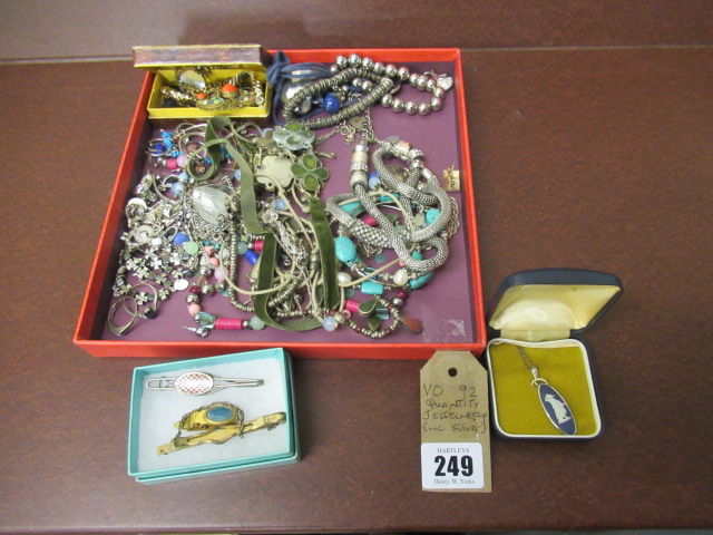 QUANTITY OF SILVER AND OTHER JEWELLERY  Image