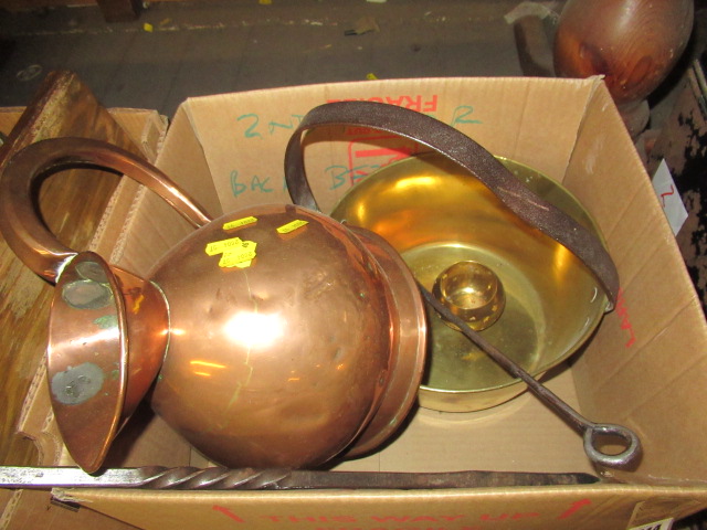 BOX OF MISCELLANEOUS METALWARE Image