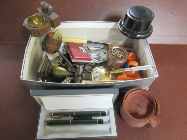 BOX OF MISCELLANEOUS ITEMS INCLUDING KNUCKLE DUSTER Image