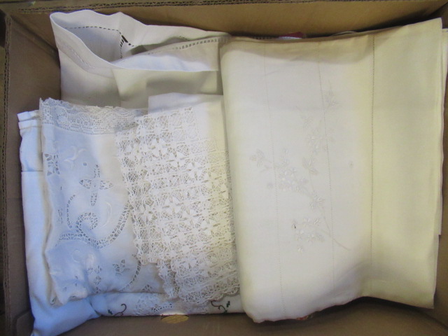 BOX OF TABLE LINEN ETC Image
